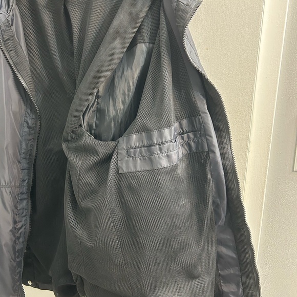 Kenneth Cole Reaction light weight bomber jacket.
Black in colour, mesh inlay. - Picture 3 of 7